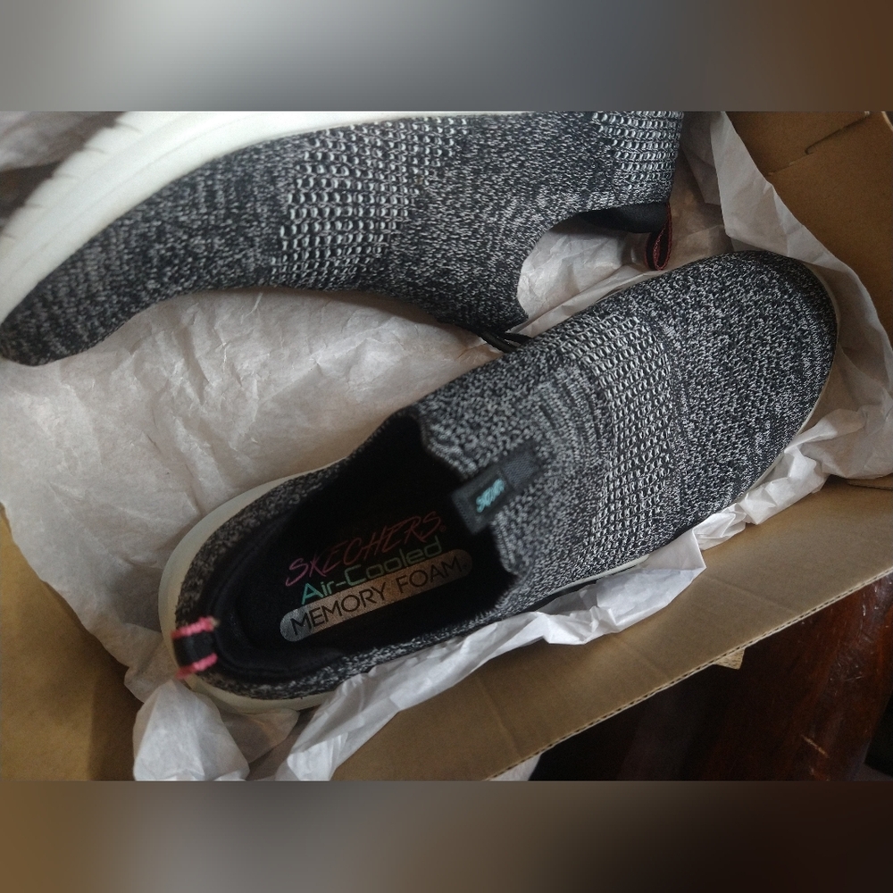 SIZE 7.5: Sketchers Memory Foam: Super Light Weight Fabric Sneaker COMFYYYYY - Picture 7 of 7